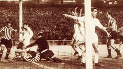 Z&aacute;rraga pide el gol mientras Kopa y Marquitos forcejean junto al palo, con el portero Varol (de negro) en el centro, durante el Madrid-Besiktas de 1958.
 