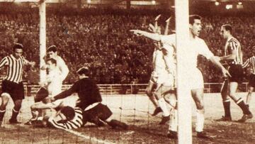 Zárraga pide el gol mientras Kopa y Marquitos forcejean junto al palo, con el portero Varol (de negro) en el centro, durante el Madrid-Besiktas de 1958.