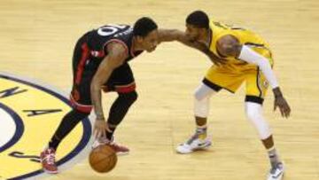 DeRozan intenta superar a Paul George en el partido de esta pasada madrugada que acabó con victoria de Toronto.