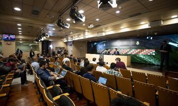 Odriozola en la rueda de prensa junto a Arbeloa. 