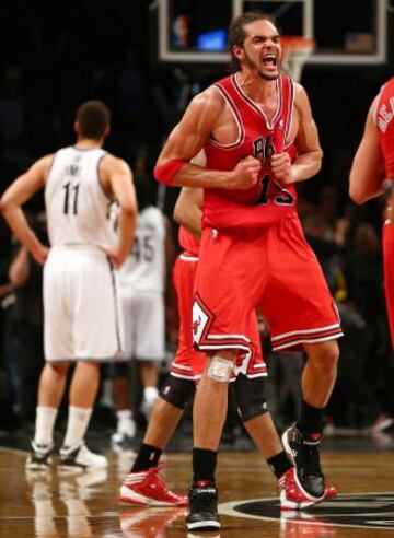 Joakim Noah jugador de los Bulls celebra el pase a la semifinal de la conferencia Este.