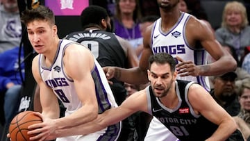 JGM01. SACRAMENTO (ESTADOS UNIDOS), 10/01/2019.- Bogdan Bogdanovic (i) de Sacramento Kings en acción ante José Calderón (d) de Detroit Pistons hoy, durante un partido de la NBA entre Detroit Pistons y Sacramento Kings, en el Golden 1 Center de Sacramento, California (EE.UU.). EFE/ John G. Mabanglo PROHIBIDO SU USO POR SHUTTERSTOCK