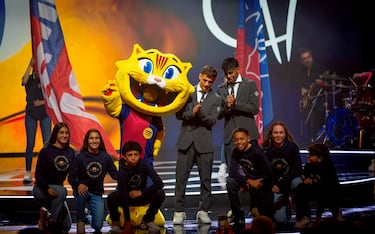 Cat en el escenario junto a Gavi y Lamine Yamal durante la gala del 125 aniversario del Barça.