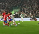 Galán señalado en los dos goles del Celtic en su debut como titular