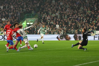 1-0. Pared entre Kyogo Furuhashi y Matt O'Riley dentro del área rojiblanca y no perdona en la salida de Jan Oblak. El delantero japonés manda el balón al palo derecho del portero rojiblanco.