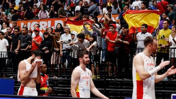 Aficionados de la Selección despiden a los españoles Álex Abrines, Darío Brizuela y Víctor Claver tras el partido ante Canadá.