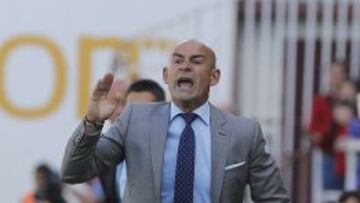 Paco J&eacute;mez, durante el partido.