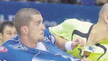 <b>INTENSO. </b>El pivote Nikolik volverá a sostener un duelo de altos vuelos con la defensa del Barcelona.