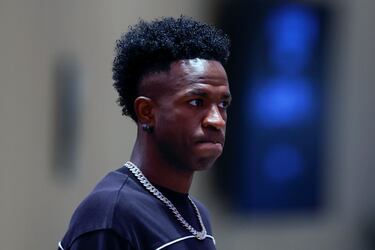 El delantero del Real Madrid Vinicius jr. durante el acto de entrega de la Bota de Oro a su compañero Kylian Mbappé, este viernes en el palco del Santiago Bernabéu.