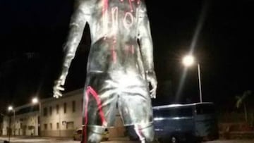 Ultraje a la estatua de Cristiano: le pintaron el 10 de Leo Messi