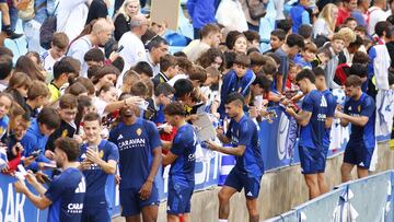 Los jugadores del Zaragoza firman autógrafos en el entrenamiento a puerta abierta de septiembre.