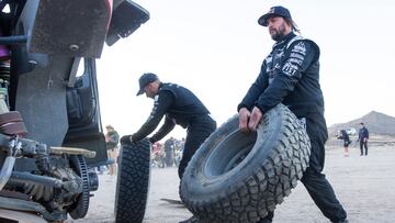 Price y Sunderland con el Toyota en el Dakar 2025.