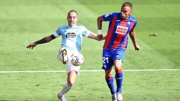 Aspas y Pedro León pelean por un balón.