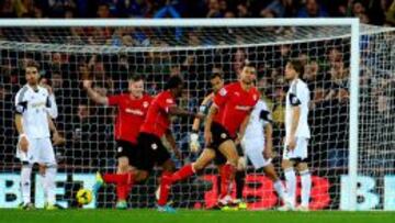 Steven Caulker logr&oacute; el &uacute;nico gol del partido.