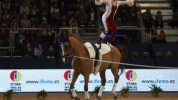 Simone Jäiser en uno de sus ejercicios de volteo.
