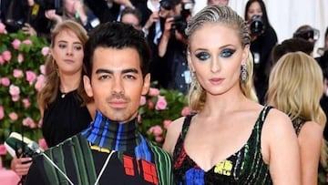 Joe Jonas y Sophie Turner posando en la alfombra roja de la gala MET 2019.