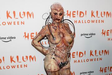 Sin duda, uno de los disfraces más terroríficos fue el que lució en 2019, poniéndose en la piel de un alien con todo lujo de detalles, cables y heridas por todo su cuerpo.