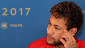 Paris Saint-Germain&#039;s Brazilian forward Neymar holds a press conference in Doha on December 21, 2017, during a winter training camp in Qatar.  / AFP PHOTO / KARIM JAAFAR