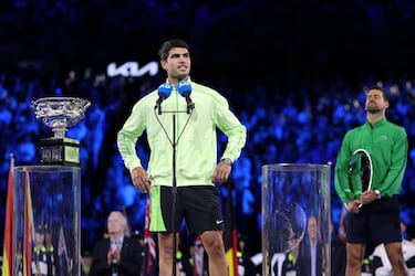 Carlos Alcaraz habla con la afición junto a la Norman Brookes Challenge Cup en la ceremonia de entrega tras su victoria en la final individual masculina contra el serbio Novak Djokovic.