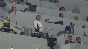 Un trabajador del Real Madrid 'ojea' el Athletic-Barcelona.