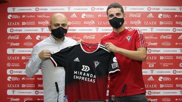 Chema Aragón junto a Camello el día de su presentación oficial como nuevo jugador del Mirandés.