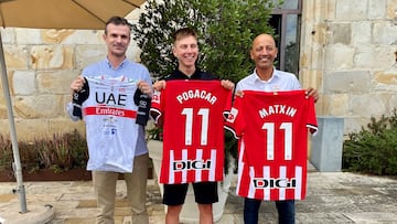 Pogacar posa con una camiseta del Athletic regalada por el club vasco.