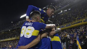 Boca Juniors&#039; Colombian defender Frank Fabra (C) celebrates with teammates after scoring the team&#039;s first goal against Godoy Cruz during their Argentine Professional Football League match at the &quot;Bombonera&quot; stadium in Buenos Aires, Argentina, on October 20, 2021. (Photo by JUAN MABROMATA / AFP)