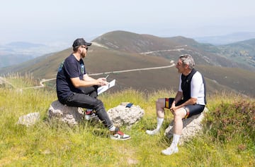 Dani Miranda, redactor de AS, con Fernando Escartn en la entrevista post-reconocimiento de la subida berciana. Es una subida que no tiene que envidiar nada a otros colosos espa?oles, cuenta el oscense sobre una ascensin que sorprender a los aficionados.
