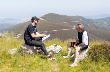 Dani Miranda, redactor de AS, con Fernando Escartín en la entrevista post-reconocimiento de la subida berciana. “Es una subida que no tiene que envidiar nada a otros colosos españoles”, cuenta el oscense sobre una ascensión que “sorprenderá” a los aficionados.