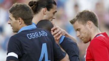 Gerrard y Carrol felicitan a Young tras el gol de Inglaterra en Noruega.