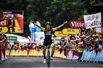 Primoz Roglic celebra la victoria al cruzar el primero la lnea de meta.