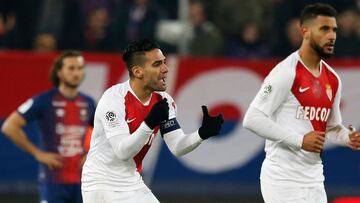 Radamel Falcao García alentando a sus compañeros en el partido ante Caen