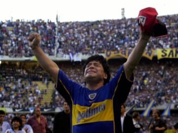 En 1981, a sus 21 años, Maradona tenía ofertas de varios equipos para emigrar de Argentinos Juniors, entre ellos River Plate. ‘El Pelusa’ decidió fichar por Boca Juniors, donde estuvo un año y medio cedido; sus primeros partidos los jugó infiltrado por molestias en la pierna derecha. Fue traspasado al Barceona y tras una carrera por Europa, regresó con los Xeneizes, el equipo de sus amores, para retirarse en 1997.