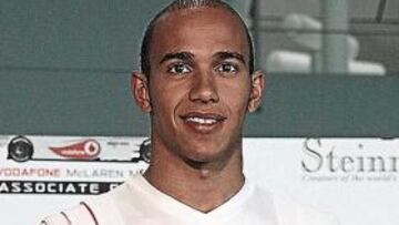 Hamilton con su nuevo casco.