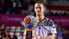 Diego Schwartzman, posa con el t&iacute;tulo de ganador de Los Cabos.