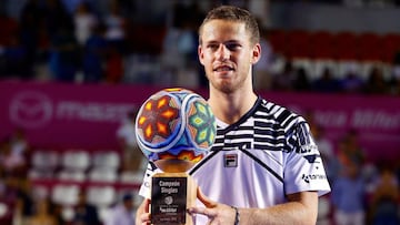 Diego Schwartzman, posa con el t&iacute;tulo de ganador de Los Cabos.