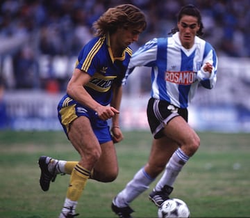 Su carrera se desarrolló principalmente en la Fiorentina, donde es un ídolo, pero en sus inicios cambió River Plate por el rival histórico, Boca Juniors.