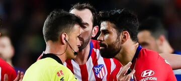 Diego Costa se ha destacado por su temperamento fuerte en todos los equipos que ha estado. El español muchas veces discute con los árbitros que se molestan con su actitud. En toda su carrera ha recibido 5 tarjetas rojas