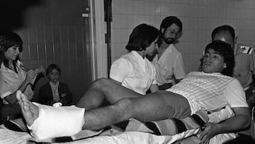 B S/N - Neg. ByN - 24/09/1983 - Diego Armando Maradona, jugador del F.C. Barcelona, ingresado en la Clínica Asepeyo - © Antonio Espejo