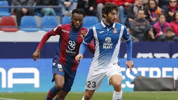 Doukour&eacute; junto a Granero en un duelo ante el Espanyol.