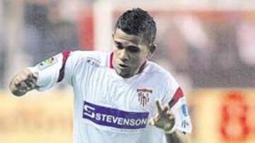 <b>COMPÁS DE ESPERA. </b>Rafa Benítez no renuncia a Daniel Alves, pero frena su fichaje...ahora.