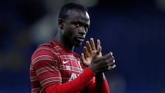 Liverpool&#039;s Senegalese striker Sadio Mane applauds as the Chelsea players walk out onto the pitch ahead of the English Premier League football match between Chelsea and Liverpool at Stamford Bridge in London on January 2, 2022. (Photo by Adrian DENNI