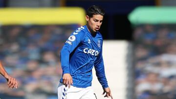 James Rodríguez durante un partido con Everton en Premier League.