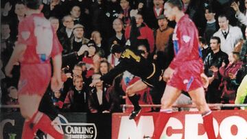 Eric Cantona realiza una patada voladora a un aficionado del Crystal Palace, equipo rival del Manchester United, en un partido en Selhurst Park.