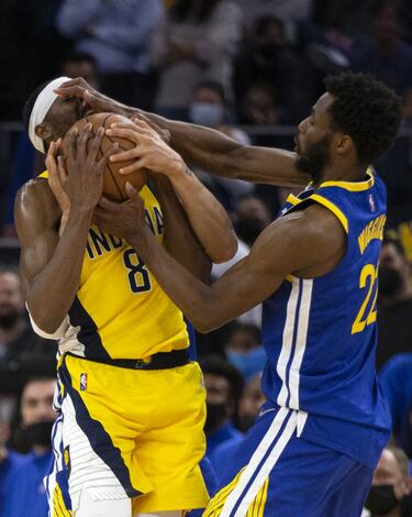 Durante el partido que enfrentó en San Francisco a los Golden State Warriors y a los Indiana Pacers se dio esta curiosa imagen. Dos jugadores, Justin Holiday y Andrew Wiggins, y seis manos peleando por el balón. El misterioso tercer actor de esta escena quedó escondido detrás de Holiday en el fragor de la batalla.