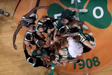 Los griegos celebran su abultada victoria 95-67 ante el Real Madrid.