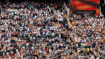 VALENCIA, 10/05/2025.- Ambiente en el público antes del partido de LaLiga EA Sports disputado este sábado en el Estadio de Mestalla en Valencia. EFE/Ana Escobar