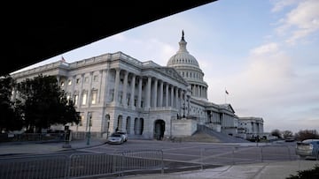 FOTO DE ARCHIVO: Una vista del edificio del Capitolio de EE. UU. Mientras los demócratas y republicanos continúan avanzando en el acuerdo sobre el paquete de ayuda para la enfermedad del coronavirus (COVID-19) en Washington, D.C., EE. UU. El 21 de diciembre de 2020.