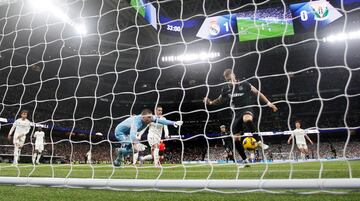 Diego Garca, atento en el segundo palo, le llega el baln tras un disparo y anota a placer. El jugador pepinero esta en posicin correcta, Fran Garca rompe el fuera de juego.