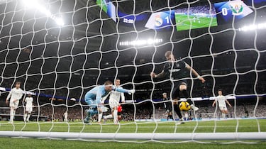Diego García, atento en el segundo palo, le llega el balón tras un disparo y anota a placer. El jugador pepinero esta en posición correcta, Fran García rompe el fuera de juego.